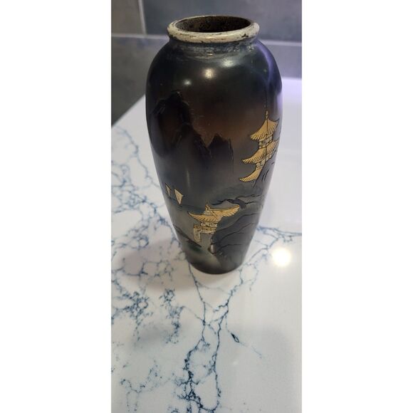 Black and Gold Vase With Asain Motif - Picture 9 of 13